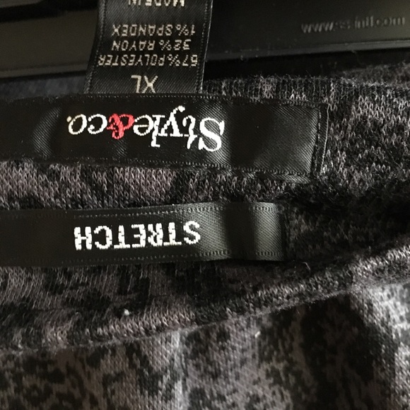 Back and gray knit python patterned skirt - Picture 3 of 3